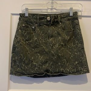 AE green leopard pattern mini skirt